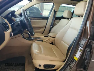 2013 BMW X1 xDrive28i z VIN WBAVL1C53DVR82218, wystawiony jako Copart lot #57795745 z przebiegiem Nie podano mil oraz Tytuł czysty. Historia ofert i sprzedaży dostępna na DreamBid. Obrazek 7.