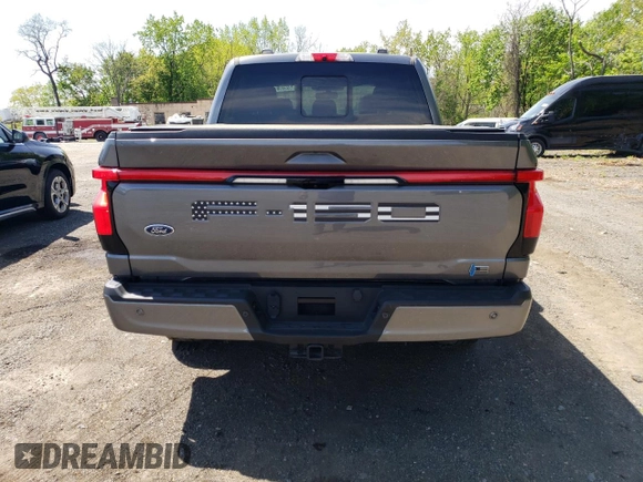 2022 Ford F-150 Lightning Pro z VIN 1FT6W1EV7NWG10033, wystawiony jako Copart lot #55569895 z przebiegiem 11 282 mil mil oraz Szkody całkowita. Historia ofert i sprzedaży dostępna na DreamBid. Obrazek 6.