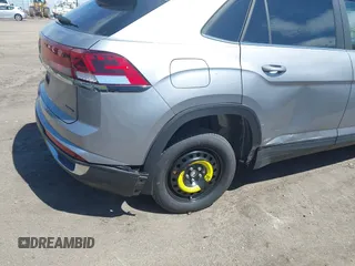 2024 Volkswagen Atlas SE z VIN 1V2KE2CA9RC211783, wystawiony jako IAAI lot #42192690 z przebiegiem 25 361 mil mil oraz . Historia ofert i sprzedaży dostępna na DreamBid. Obrazek 6.