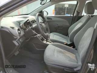 2016 Chevrolet Sonic LS z VIN 1G1JA5SH1G4103182, wystawiony jako Copart lot #59205495 z przebiegiem 107 537 mil mil oraz Szkoda całkowita • Salvage title. Historia ofert i sprzedaży dostępna na DreamBid. Obrazek 7.