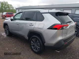 2024 Toyota RAV4 Hybrid XLE Premium z VIN 4T3B6RFV2RU151316, wystawiony jako IAAI lot #42171500 z przebiegiem 4 801 mil mil oraz . Historia ofert i sprzedaży dostępna na DreamBid. Obrazek 3.