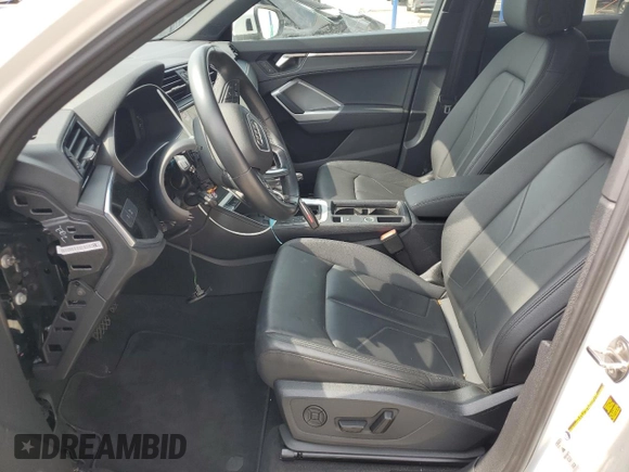 2024 Audi Q3 S line Premium z VIN WA1DECF36R1051672, wystawiony jako Copart lot #59265955 z przebiegiem 28 634 mil mil oraz Czysty tytuł • Clean title. Historia ofert i sprzedaży dostępna na DreamBid. Obrazek 7.