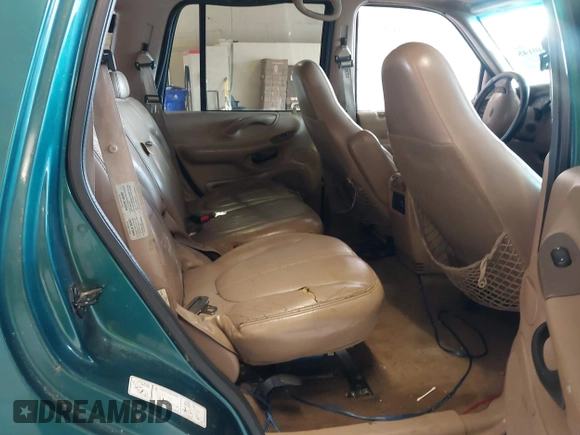 1998 Ford Expedition XLT z VIN 1FMPU18L7WLB31520, wystawiony jako IAAI lot #42240145 z przebiegiem 231 104 mil mil oraz . Historia ofert i sprzedaży dostępna na DreamBid. Obrazek 8.