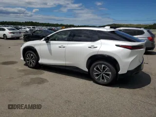2023 Lexus RZ 450e Premium z VIN JTJAAAAB1PA005944, wystawiony jako Copart lot #59997874 z przebiegiem 7267 mil mil oraz Szkody całkowita. Historia ofert i sprzedaży dostępna na DreamBid. Obrazek 2.