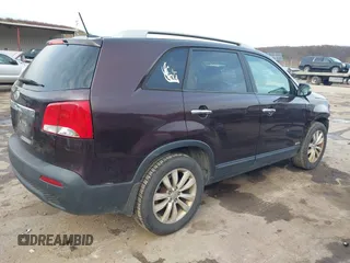 2011 Kia Sorento LX with VIN 5XYKTDA2XBG078757, listed as a IAAI auction lot 40937252 with 186,055 mi miles. Bid and sale history available at carsss.com. Image 4.