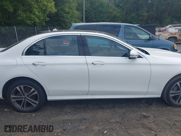 2021 Mercedes-Benz E-Class E 350 with VIN W1KZF8DBXMB003732, listed as a IAAI auction lot 40275325 with 28,211 mi miles. Bid and sale history available at carsss.com. Image 13.