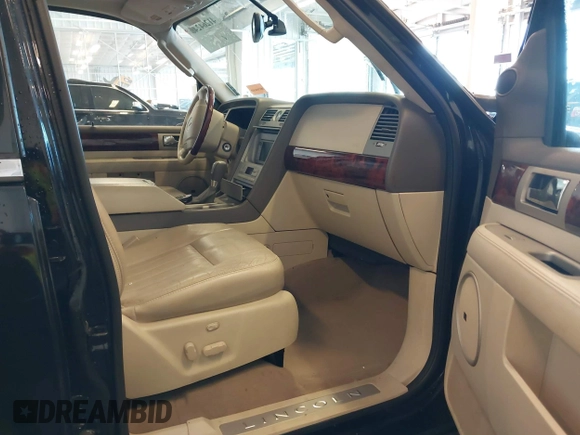 2004 Lincoln Navigator Luxury z VIN 5LMFU28R24LJ32994, wystawiony jako IAAI lot #41264240 z przebiegiem 210 421 mil mil oraz . Historia ofert i sprzedaży dostępna na DreamBid. Obrazek 5.