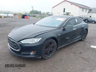2013 Tesla Model S z VIN 5YJSA1DN2DFP07738, wystawiony jako IAAI lot #42433771 z przebiegiem 71 606 mil mil oraz . Historia ofert i sprzedaży dostępna na DreamBid. Obrazek 20.