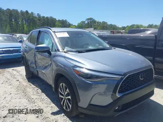 2023 Toyota Corolla Cross XLE z VIN 7MUDAABG7PV049417, wystawiony jako IAAI lot #42037055 z przebiegiem 28 325 mil mil oraz . Historia ofert i sprzedaży dostępna na DreamBid. Obrazek 13.