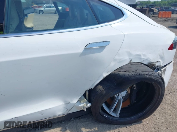 2016 Tesla Model S 70 z VIN 5YJSA1E13GF129925, wystawiony jako IAAI lot #42568012 z przebiegiem 109 195 mil mil oraz . Historia ofert i sprzedaży dostępna na DreamBid. Obrazek 6.