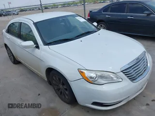 2013 Chrysler 200 Touring z VIN 1C3CCBBG5DN559857, wystawiony jako IAAI lot #42278244 z przebiegiem 260 646 mil mil oraz . Historia ofert i sprzedaży dostępna na DreamBid. Obrazek 1.