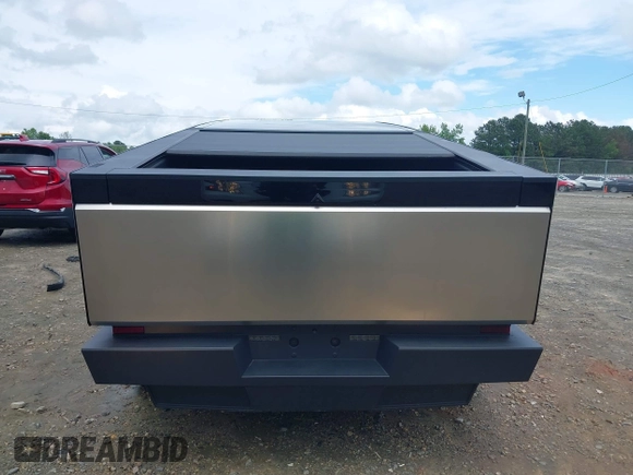 2024 Tesla Cybertruck z VIN 7G2CEHED5RA039734, wystawiony jako IAAI lot #42244205 z przebiegiem 8 443 mil mil oraz . Historia ofert i sprzedaży dostępna na DreamBid. Obrazek 17.