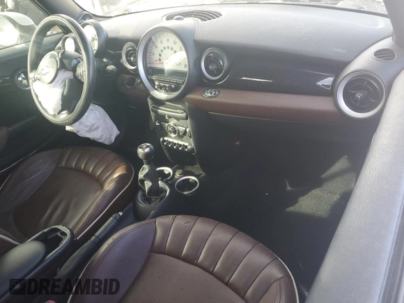 2011 MINI Convertible S z VIN WMWZP3C51BTX84327, wystawiony jako Copart lot #46111435 z przebiegiem Nie podano mil oraz Szkoda całkowita • Salvage title. Historia ofert i sprzedaży dostępna na DreamBid. Obrazek 8.