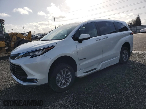 2022 Toyota Sienna XLE with VIN 5TDYRKEC1NS100250, listed as a Copart auction lot 45936435 with 5,567 mi miles and Salvage Title. Bid and sale history available at carsss.com. Image 1.
