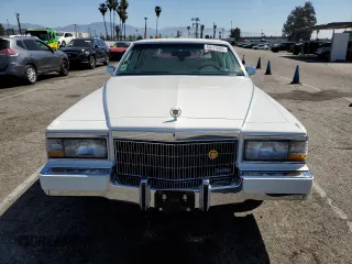 1990 Cadillac Brougham z VIN 1G6DW5479LR709291, wystawiony jako Copart lot #50173935 z przebiegiem 53 477 mil mil oraz Tytuł czysty. Historia ofert i sprzedaży dostępna na DreamBid. Obrazek 5.
