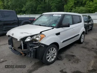 2013 Kia Soul + z VIN KNDJT2A69D7550983, wystawiony jako Copart lot #57416965 z przebiegiem 112 304 mil mil oraz Szkody całkowita. Historia ofert i sprzedaży dostępna na DreamBid. Obrazek 1.