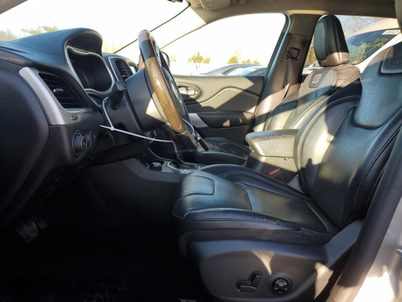 2017 Jeep Cherokee Overland с VIN 1C4PJMJS5HW665021, выставлен на аукционе Copart как лот 50872945 с пробегом 98 502 миль миль и Списание • Salvage title. История ставок и продаж доступна на DreamBid. Изображение 7.