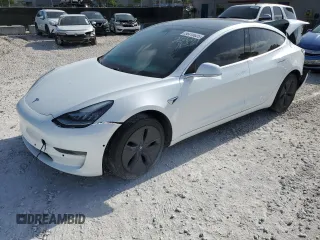 2020 Tesla Model 3 Standard Range Plus z VIN 5YJ3E1EA3LF632566, wystawiony jako Copart lot #56416625 z przebiegiem Nie podano mil oraz Nie do naprawy • Non repairable. Historia ofert i sprzedaży dostępna na DreamBid. Obrazek 1.