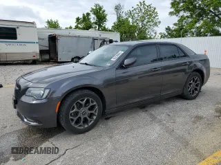 2015 Chrysler 300 S z VIN 2C3CCAGG5FH792930, wystawiony jako Copart lot #56250695 z przebiegiem 208 735 mil mil oraz Czysty tytuł • Clean title. Historia ofert i sprzedaży dostępna na DreamBid. Obrazek 1.