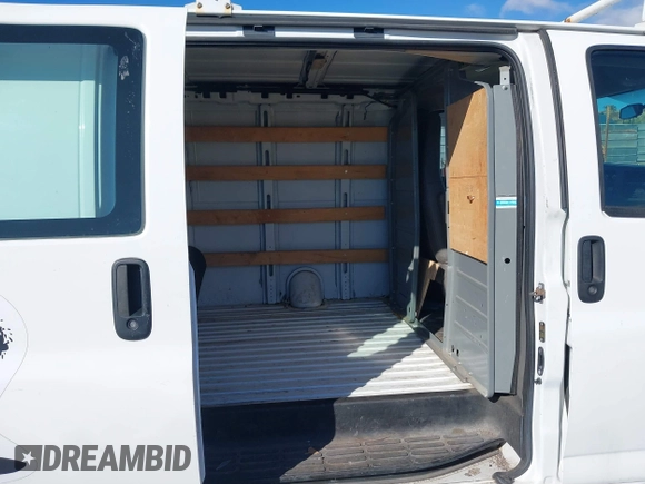 2017 GMC Savana Cargo z VIN 1GTW7AFF8H1911075, wystawiony jako IAAI lot #41038863 z przebiegiem 93 959 mil mil oraz . Historia ofert i sprzedaży dostępna na DreamBid. Obrazek 8.