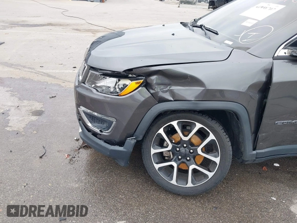 2017 Jeep Compass Limited z VIN 3C4NJDCB8HT647087, wystawiony jako IAAI lot #41998707 z przebiegiem 82 027 mil mil oraz . Historia ofert i sprzedaży dostępna na DreamBid. Obrazek 6.