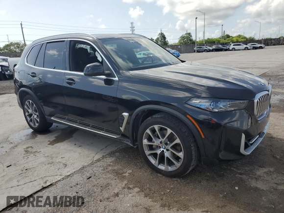 2024 BMW X5 xDrive40i z VIN 5UX23EU01R9T44676, wystawiony jako Copart lot #57216555 z przebiegiem Nie podano mil oraz Tytuł czysty. Historia ofert i sprzedaży dostępna na DreamBid. Obrazek 4.