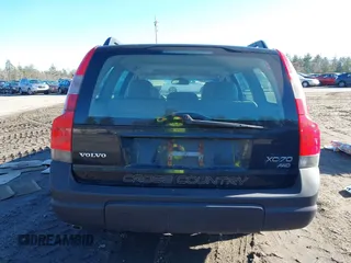 2004 Volvo V70 XC70 with VIN YV1SZ59H441151020, listed as a IAAI auction lot 41761408 with 195,292 mi miles. Bid and sale history available at carsss.com. Image 17.