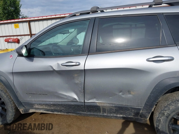 2015 Jeep Cherokee Trailhawk with VIN 1C4PJMBS0FW522182, listed as a IAAI auction lot 42544508 with 74,910 mi miles and . Bid and sale history available at DreamBid. Image 14.