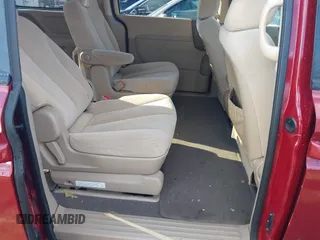 2008 Kia Sedona LX with VIN KNDMB233986222686, listed as a IAAI auction lot 41370167 with 216,383 mi miles. Bid and sale history available at carsss.com. Image 8.