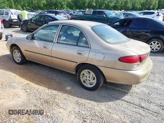 1998 Ford Escort LX z VIN 1FAFP10P3WW234833, wystawiony jako IAAI lot #42316400 z przebiegiem 79 470 mil mil oraz . Historia ofert i sprzedaży dostępna na DreamBid. Obrazek 3.