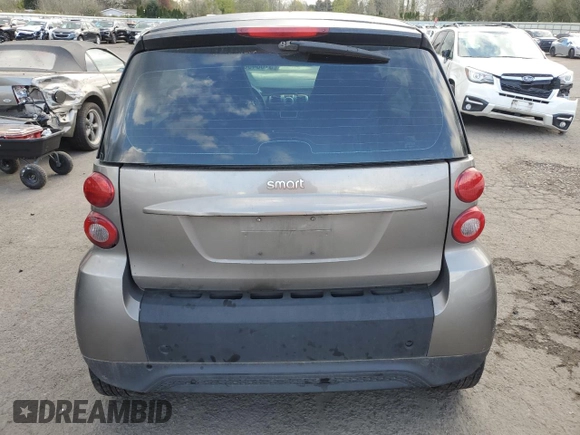 2013 Smart fortwo Pure z VIN WMEEJ3BA6DK653471, wystawiony jako Copart lot #51864365 z przebiegiem 129 778 mil mil oraz Tytuł czysty. Historia ofert i sprzedaży dostępna na DreamBid. Obrazek 6.