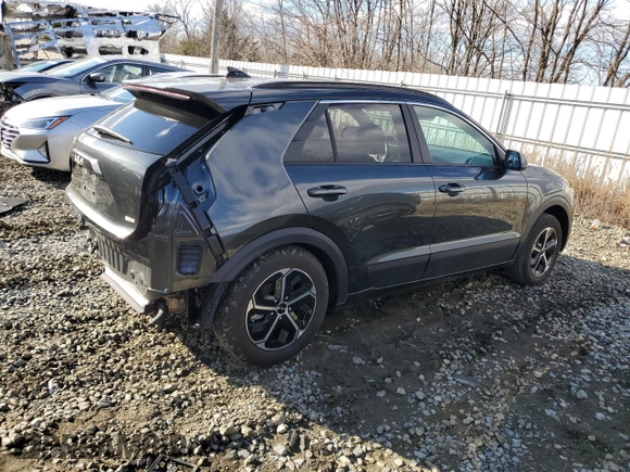 2025 Kia Niro LX with VIN KNDCP3LE3S5215136, listed as a Copart auction lot 43870085 with 3,981 mi miles and Salvage Title. Bid and sale history available at carsss.com. Image 3.