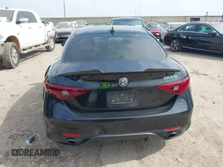 2017 Alfa Romeo Giulia Ti z VIN ZARFAECN7H7541762, wystawiony jako IAAI lot #41549460 z przebiegiem Nie podano mil oraz . Historia ofert i sprzedaży dostępna na DreamBid. Obrazek 16.
