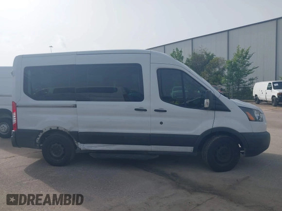 2018 Ford Transit Passenger XL z VIN 1FMZK1CM1JKA17249, wystawiony jako IAAI lot #42143530 z przebiegiem 218 425 mil mil oraz . Historia ofert i sprzedaży dostępna na DreamBid. Obrazek 13.