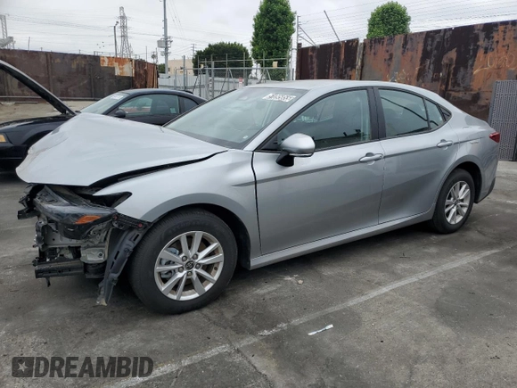 2025 Toyota Camry LE z VIN 4T1DAACK0SU073104, wystawiony jako Copart lot #51095855 z przebiegiem 10 976 mil mil oraz Szkoda całkowita • Salvage title. Historia ofert i sprzedaży dostępna na DreamBid. Obrazek 1.