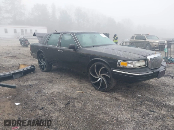 1997 Lincoln Town Car Signature z VIN 1LNLM82W4VY630979, wystawiony jako IAAI lot #41775990 z przebiegiem Nie podano mil oraz . Historia ofert i sprzedaży dostępna na DreamBid. Obrazek 1.