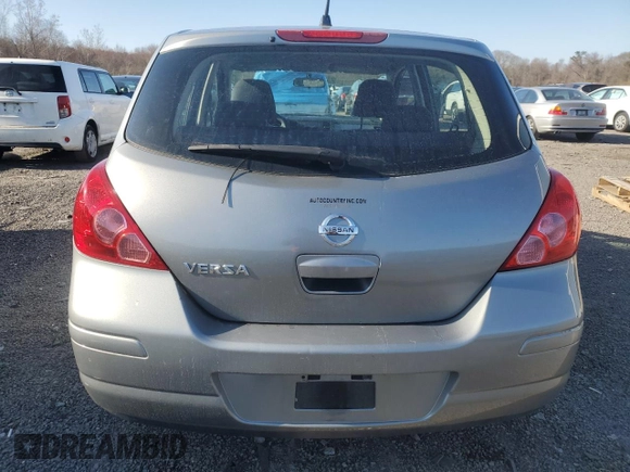 2009 Nissan Versa S z VIN 3N1BC13E29L501164, wystawiony jako Copart lot #52091975 z przebiegiem 95 963 mil mil oraz Czysty tytuł • Clean title. Historia ofert i sprzedaży dostępna na DreamBid. Obrazek 6.