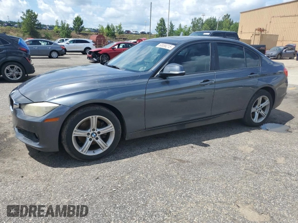 2015 BMW 3 Series 320i z VIN WBA3B1G56FNT63992, wystawiony jako Copart lot #60656215 z przebiegiem Nie podano mil oraz Czysty tytuł • Clean title. Historia ofert i sprzedaży dostępna na DreamBid. Obrazek 1.