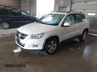 2010 Volkswagen Tiguan SEL with VIN WVGAV7AX6AW514729, listed as a IAAI auction lot 42433993 with 185,980 mi miles and . Bid and sale history available at DreamBid. Image 2.