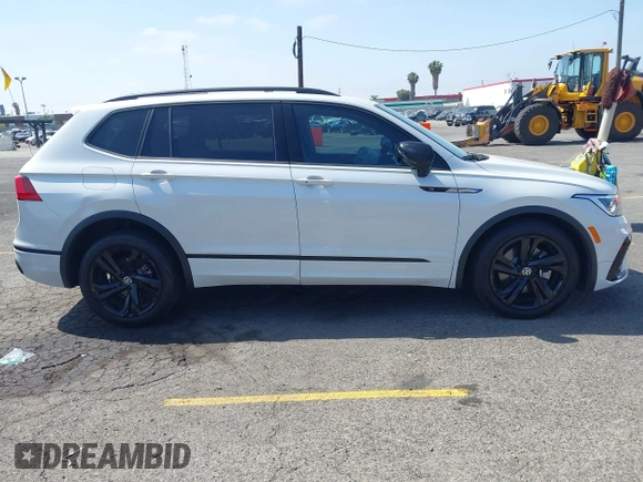 2024 Volkswagen Tiguan SE R-Line Black with VIN 3VVCB7AX7RM085619, listed as a IAAI auction lot 42325566 with 10,615 mi miles and . Bid and sale history available at DreamBid. Image 13.