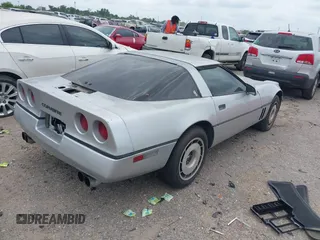 1985 Chevrolet Corvette z VIN 1G1YY0781F5135810, wystawiony jako IAAI lot #42305628 z przebiegiem 141 141 mil mil oraz . Historia ofert i sprzedaży dostępna na DreamBid. Obrazek 4.