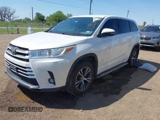 2018 Toyota Highlander LE z VIN 5TDZZRFH9JS288436, wystawiony jako IAAI lot #41990854 z przebiegiem 151 651 mil mil oraz . Historia ofert i sprzedaży dostępna na DreamBid. Obrazek 2.