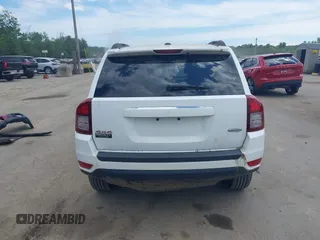 2016 Jeep Compass Latitude z VIN 1C4NJDEB6GD596061, wystawiony jako IAAI lot #42623673 z przebiegiem 180 777 mil mil oraz . Historia ofert i sprzedaży dostępna na DreamBid. Obrazek 16.