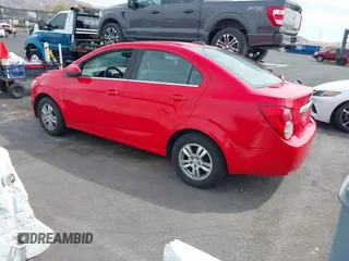 2015 Chevrolet Sonic LT z VIN 1G1JC5SH1F4139849, wystawiony jako IAAI lot #41993984 z przebiegiem 147 240 mil mil oraz . Historia ofert i sprzedaży dostępna na DreamBid. Obrazek 3.