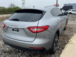 2017 Maserati Levante S z VIN ZN661YUAXHX258892, wystawiony jako Copart lot #55475735 z przebiegiem 96 943 mil mil oraz Tytuł czysty. Historia ofert i sprzedaży dostępna na DreamBid. Obrazek 4.