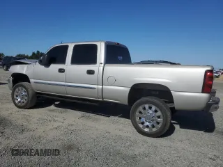 2005 GMC Sierra 2500HD SLE z VIN 1GTHK23205F973907, wystawiony jako Copart lot #57699575 z przebiegiem 229 412 mil mil oraz Szkoda całkowita • Salvage title. Historia ofert i sprzedaży dostępna na DreamBid. Obrazek 2.