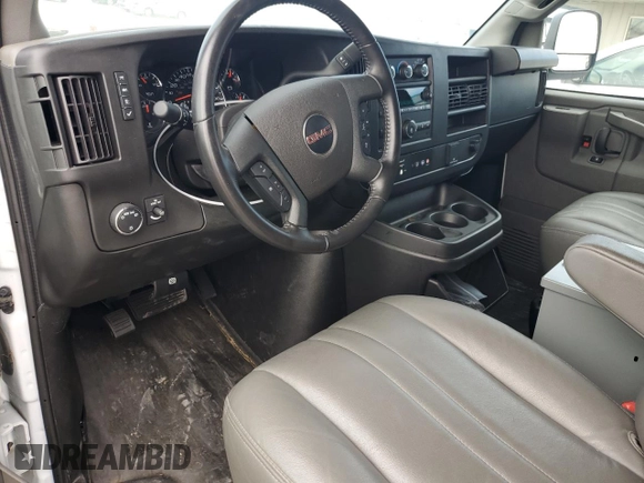 2023 GMC Savana Cargo z VIN 1GTW7AFP7P1111956, wystawiony jako Copart lot #69986504 z przebiegiem 11 645 mil mil oraz Szkoda całkowita • Salvage title. Historia ofert i sprzedaży dostępna na DreamBid. Obrazek 8.