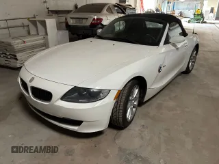 2008 BMW Z4 3.0i z VIN 4USBU33588LW73838, wystawiony jako Copart lot #59191345 z przebiegiem 44 301 mil mil oraz Czysty tytuł • Clean title. Historia ofert i sprzedaży dostępna na DreamBid. Obrazek 2.