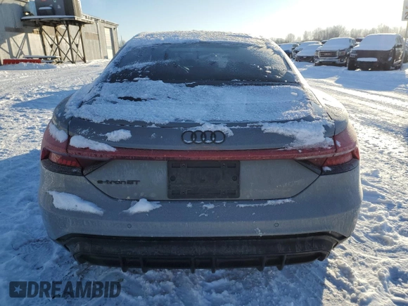 2022 Audi e-tron GT Prestige z VIN WAUEJBFW6N7007945, wystawiony jako Copart lot #45677315 z przebiegiem 32 372 mil mil oraz Nie do naprawy. Historia ofert i sprzedaży dostępna na DreamBid. Obrazek 6.