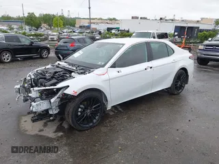 2022 Toyota Camry Hybrid XSE z VIN 4T1K31AK5NU583117, wystawiony jako IAAI lot #42204189 z przebiegiem 22 639 mil mil oraz . Historia ofert i sprzedaży dostępna na DreamBid. Obrazek 2.